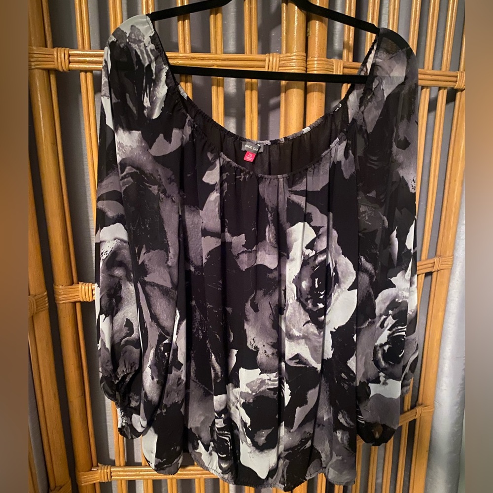 Vince Camuto size 2x blouse grey and black floral